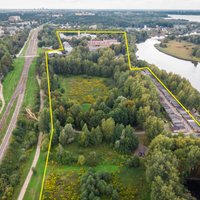 LU izsolē pārdod 17,7 hektārus lielu zemes īpašumu ar vēsturiskajām 'Rīgas audums' ēkām