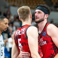 Video: Mejeris ar 'danku' izrauj 'Hapoel' komandai uzvaru FIBA Čempionu līgas spēlē