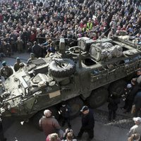 Foto: Simtiem poļu Bjalistokā sveic ASV militāro konvoju