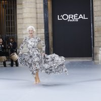 'L'Oréal' zīmola stāsts: nacistu stabulē pūtējs un visu slaveno blondīņu mīlulis