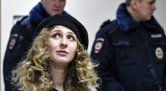 Участница Pussy Riot Алехина покинула Россию — она скрылась от полиции, переодевшись в форму курьера