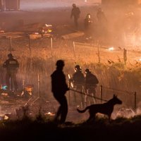 Foto: Francijā nodeg viena no lielākajām patvērumu meklētāju apmetnēm