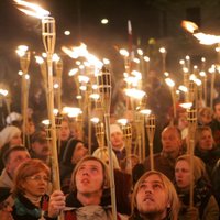 Video: Brīvības cīnītājus Rīgā piemin lāpu gājienā