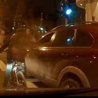 ВИДЕО: Велосипедист решил напомнить наглому водителю о ПДД, и едва не пожалел