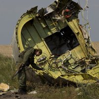 MH17 'melnās kastes' nogādātas Lielbritānijā; pirmos rezultātus sola pēc 24 stundām