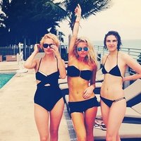 Ella un Irbes meita bikini izrāda seksīgos augumus