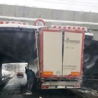 ФОТО: Под Каменным мостом в Риге снова застрял грузовик
