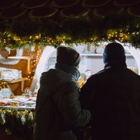 Foto: Aitas, karstvīns un dejas lietū – piektdienas vakars Doma laukuma tirdziņā