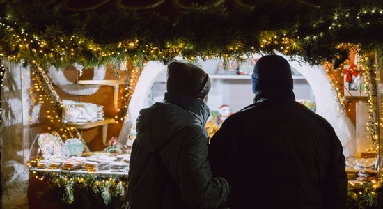 Foto: Aitas, karstvīns un dejas lietū – piektdienas vakars Doma laukuma tirdziņā