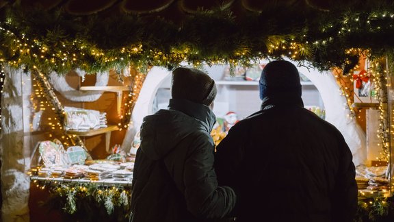 Foto: Aitas, karstvīns un dejas lietū – piektdienas vakars Doma laukuma tirdziņā