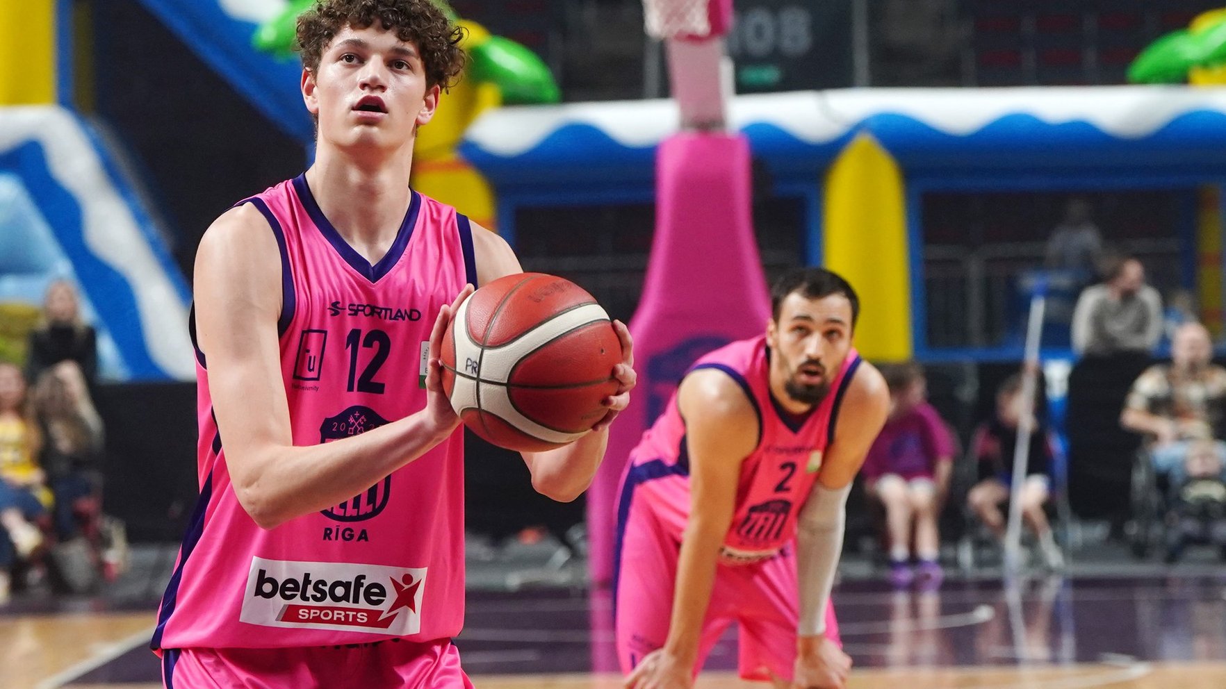 Pie ASV prezidentiem un Holivudas zvaigznēm... Basketbola talants latvieti aizved līdz elites augstskolai