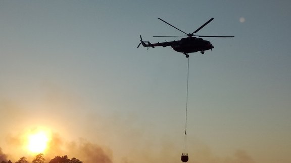  Kā NBS no helikoptera dzēš meža ugunsgrēku Valdgales pagastā - 2