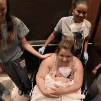 Video: Nepagūstot uz slimnīcu, sieviete mazuli laiž pasaulē pie slimnīcas durvīm