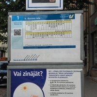Lasītājs sabiedriskā transporta pieturā Rīgā pamana dīvainu attēlu; uzņēmums to sauc par patvaļu