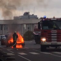 ВИДЕО: В Рижском аэропорту загорелась машина такси, водитель убежал