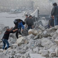 Foto: Uzlidojumos pilsētas tirgum Sīrijā vismaz 53 upuri