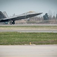 Foto: Lietuvā ieradušies radariem neredzamie F-22 iznīcinātāji