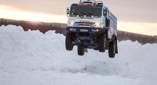 Video: 10 tonnu 'Kamaz' gaisā nolido 40 metru distanci