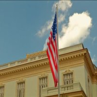 Kerijs oficiāli atklāj ASV vēstniecību Havanā