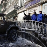 Kijevā turpinās nemieri; Janukovičs aicina uz dialogu