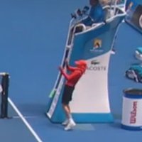 Video: 'Australian Open' bumbiņu padevēja bīstamais darbs