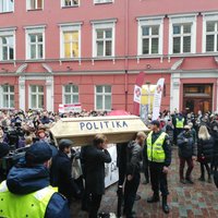 Video: 'Veselības aprūpes bēres' – vairāki tūkstoši protestētāju vienojas akcijā pie Saeimas