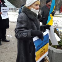 Foto: Pie Krievijas vēstniecības protestē pret agresiju Ukrainā