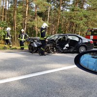 На Вентспилсском шоссе столкнулись фура и Merсedes, движение возобновлено