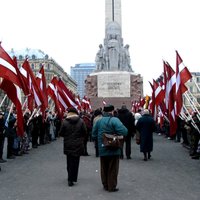 16.marts pēdējos gados: 'sašņorēti' deputāti, iežogots Brīvības piemineklis un citi skandāli