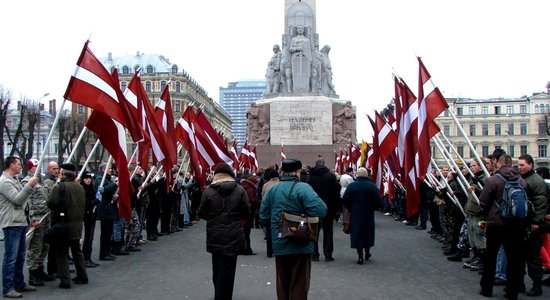 16.marts pēdējos gados: 'sašņorēti' deputāti, iežogots Brīvības piemineklis un citi skandāli