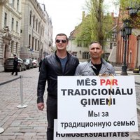 Foto: Divi vīri pie Saeimas protestē pret Baltijas praidu