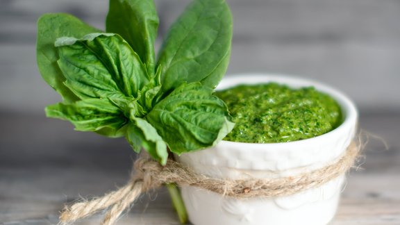 spinātu pesto mērce