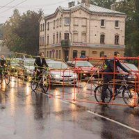 ФОТО: Велосипедисты против водителей - в Риге прошла акция "День без авто"