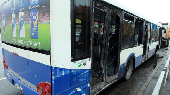 Rīgas centrā saskrējies autobuss un trolejbuss