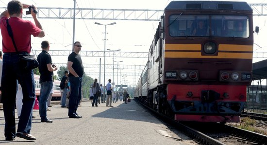 Krievijā lokomotīves un pasažieru vilciena sadursmē septiņi cietušie