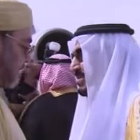 Saūda Arābijas karalis atlaiž palīgu, kurš iepliķēja fotogrāfu