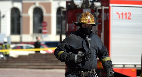 Bauskā no divstāvu mājas evakuējas septiņi cilvēki; Plečos no liesmām paglābtas skaidas