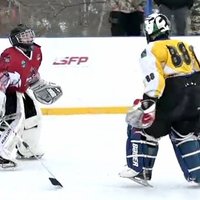 Video: Jaunie hokejisti villojas Latvijas skolu ziemas olimpiskajā festivālā