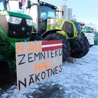 Репортаж: На тракторах и с транспарантами — фермеры Латвии протестуют