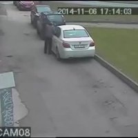 ВИДЕО: Момент кражи - как воры в Риге снимают зеркала с автомобилей