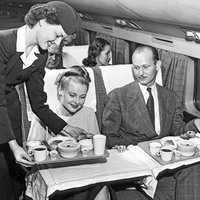 Maltīte lidmašīnā. Aviācijas ēdināšanas stāsts ar 100 gadu vēsturi
