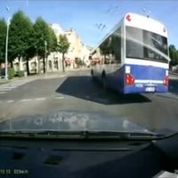 ВИДЕО: Автобус Rigas Satiksme трижды проехал на красный сигнал светофора
