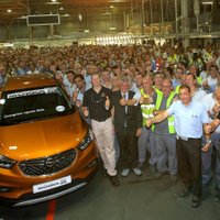 No konveijera noripojis pirmais jaunā 'Opel Mokka X' eksemplārs