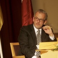 Roberts Zīle: Vai uzturēšanās atļaujas uzturēs Latviju?