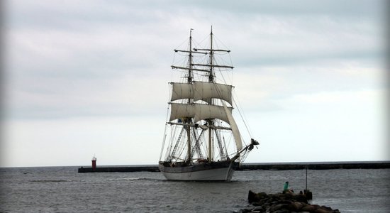 Fotoreportāža: Cēlie 'The Tall Ships Races' burinieki sasnieguši Roju