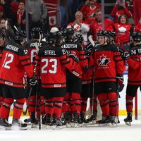 Zviedrija un Kanāda cīnīsies par pasaules junioru hokeja čempionāta zeltu, baltkrievi pamet eliti