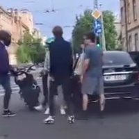 Video: Atšķirīgas svara kategorijas motociklista un autovadītāja konflikts Rīgā