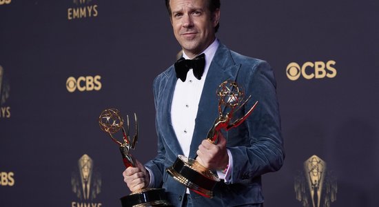 'Emmy' pārsteigumi: 'Netflix' triumfs, Teilore-Džoja bez balvas un nedienas ar daudzveidību