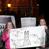 Foto: Aptuveni 70 cilvēku protestē pret transporta biļešu cenu paaugstināšanu