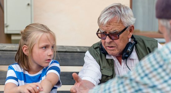 'Vectēvs, kas bīstamāks par datoru' – otrā skatītākā filma Latvijā pērn
